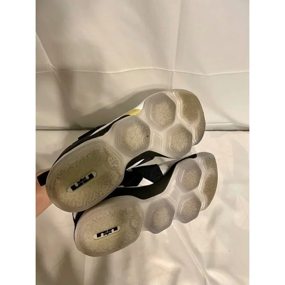 Nike White and Black Men's Athletic Shoes - Picture 3 of 5